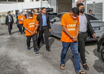 EMPAT individu termasuk seorang CEO persatuan bola sepak yang berpakaian lokap SPRM dibawa ke Mahkamah Majistret bagi mendapatkan perintah tahanan reman di Alor Setar, Kedah. - UTUSAN/SHAHIR NOORDIN