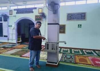 Othman Omar menunjukkan tabung  Surau Imaduddin yang diumpil  oleh pencuri di PPR Paya Nahu 2, Sungai Petani, Kedah pagi tadi.