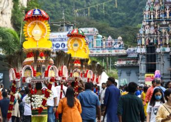 PENGANUT Hindu yang menyertai sambutan perayaan Thaipusam di Kuil Sri Subramaniar di Gunung Cheroh, Ipoh hari ini. - UTUSAN/MUHAMAD NAZREEN SYAH MUSTHAFA