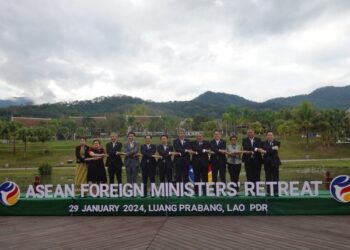 MENTERI-menteri luar ASEAN berpegangan tangan pada Majlis Pembukaan Pemukiman Menteri Luar ASEAN di Luang Prabang, Laos, hari ini.-AGENSI