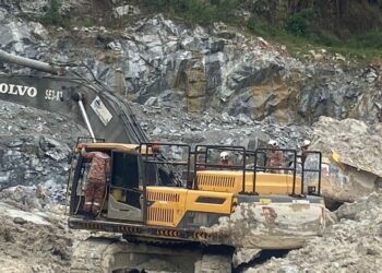 SEORANG lelaki maut selepas tertimbus dalam tanah runtuh di kawasan kuari di Jalan SP 2, Bandar Saujana Putra, Selangor.