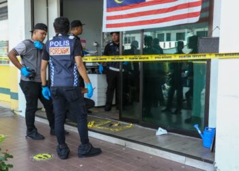 ANGGOTA polis membuat pemeriksaan di lokasi kejadian seorang wanita maut ditikam pekerjanya di Menglembu, Ipoh hari ini. - UTUSAN/MUHAMAD NAZREEN SYAH MUSTHAFA