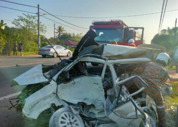 PASUKAN Bomba dan Penyelamat Yong Peng melakukan kerja-kerja mengeluarkan mayat dalam kereta Produa Viva dipandu seorang warga emas selepas terlibat dalam kemalangan di di Jalan Muar, Parit Yaani, Batu Pahat, Johor.