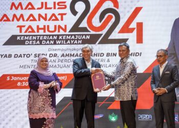 AHMAD Zahid Hamidi menerima penyerahan perakuan warga KKDW menandatangani Akta Rahsia Rasmi 1972 pada Majlis Amanat Tahun 2024 di Putrajaya. - UTUSAN/FAISOL MUSTAFA