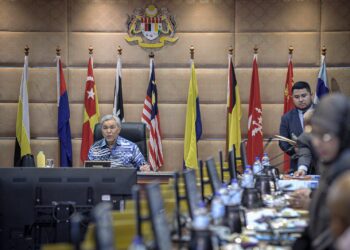 AHMAD Zahid Hamidi ketika mempengerusikan Mesyuarat Majlis TVET Negara di Bangunan Perdana Putra Putrajaya. - UTUSAN/FAIZ ALIF ZUBIR