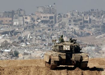 GAMBAR dari selatan Israel di sepanjang sempadan Gaza menunjukkan kereta kebal Israel bergerak di kawasan bangunan yang runtuh akibat dibom. -AFP