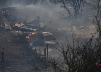 PEMANDANGAN kebakaran hutan yang menjejaskan bukit di Quilpe, Viña del Mar, Chile, semalam. -AFP