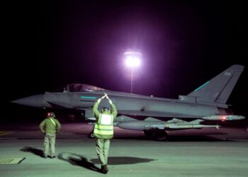 GAMBAR edaran yang dikeluarkan oleh Kementerian Pertahanan Britain (MOD) pada 3 Februari 2024 menunjukkan pesawat RAF Typhoon FGR4 bersiap sedia untuk berlepas untuk melakukan serangan lanjut terhadap sasaran di Yemen. -AFP