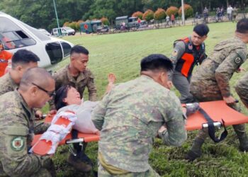 GAMBAR edaran oleh Batalion Pengantara Infantri ke-60 Tentera Filipina menunjukkan askar Filipina memindahkan mangsa yang terselamat dari tanah runtuh ke Pusat Perubatan Wilayah Davao di Tagum, wilayah Davao del Norte, Filipina. -AFP