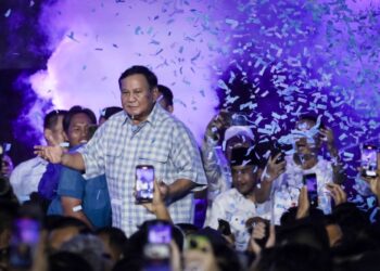 PRABOWO Subianto diraikan di atas pentas oleh para penyokongnya selepas Pilihan Raya  Presiden 2024 di Jakarta, semalam. -AFP