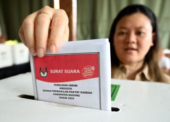 SEORANG wanita membuang undi dalam pilihan raya presiden dan perundangan Indonesia di pusat mengundi di Banjar Teba, Jimbaran di pulau peranginan Bali hari ini.