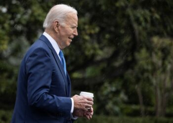 JOE Biden berlepas dari White House di Washington ke Pusat Perubatan Walter Reed untuk rutin pemeriksaan fizikal tahunannya, semalam.-AFP