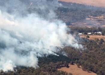 KEPULAN asap akibat kebakaran hutan belukar menyelubungi ruang udara utara Beaufort, berhampiran Ballarat di Victoria. - REUTERS