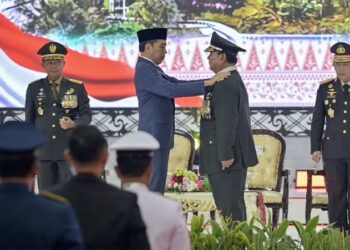 JOKOWI menyematkan pangkat Jeneral Kehormat TNI kepada Prabowo Subianto di markas tentera di Cilangkap, Jakarta Timur.-AGENSI