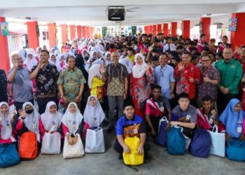 SERAMAI 350 pelajar SMK Bandar Baru Batang kali menerima sumbangan kelengkapan persekolahan oleh Gas Malaysia dalam Program Jalinan Pintar: Kembali Ke Sekolah dekat sekolah tersebut di Batang Kali, Hulu Selangor, Selangor. – UTUSAN/SADDAM YUSOFF