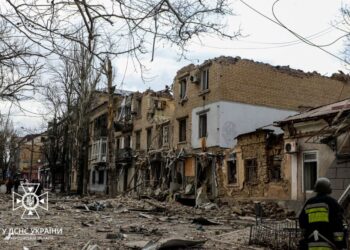 SEBAHAGIAN bangunan kediaman yang rosak di bandar Kherson akibat serangan udara Russia. - AFP