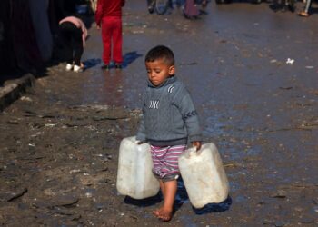 SEORANG budak lelaki membawa tong kosong di Rafah untuk mengisi air di selatan Gaza. -AFP