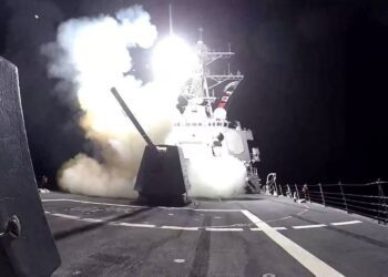 SEBUAH peluru berpandu dilancarkan dari kapal pemusnah Arleigh Burke USS Gravely menyasarkan tentera Houthi di Yemen.-AFP