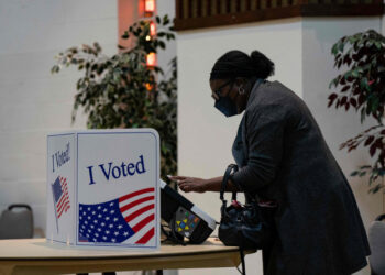 SEORANG wanita membuang undi dalam pemilihan calon Presiden Demokrat di West Columbia, Carolina Selatan.-AFP