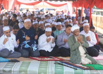 MOHD. Nassuruddin Daud (tiga kiri) bersama lebih 500 jemaah mengaminkan doa selepas solat hajat di Jambatan Tendong, Pasir Mas, Kelantan, semalam-UTUSAN/KAMARUL BISMI KAMARUZAMAN