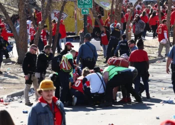 PENGUAT kuasa undang-undang dan kakitangan perubatan bertindak balas terhadap tembakan di Union Station semasa perarakan kemenangan Super Bowl LVIII Ketua-Ketua Kansas City, semalam. -AFP