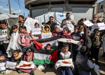 PENDUDUK Palestin mengadakan tunjuk perasaan menyeru sokongan antarabangsa terhadap UNRWA di Rafah di selatan Semenanjung Gaza.-AFP