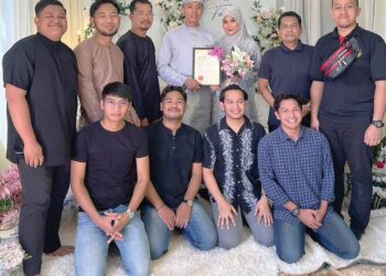 NUR Fatini Ghazali dan Muhamad Faris Mohd. Yunus (tengah) menerima hadiah SKSSR daripada rakan-rakan mereka pada hari persandingan mereka di Kampung Laut, Tumpat, Kelantan.