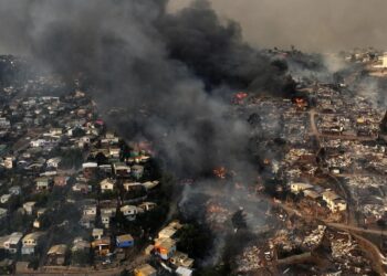 GAMBAR pemandangan udara menunjukkan sebahagian rumah musnah akibat kebakaran di Viña del Mar. - AFP