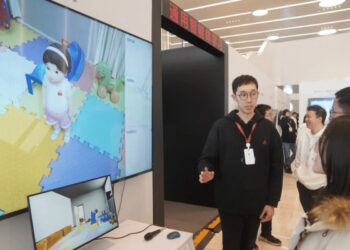 PENGUNJUNG melihat simulasi anak AI pertama di dunia ketika menghadiri pameran teknologi di Beijing.-AGENSI