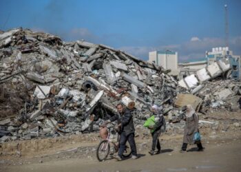 ORANG ramai mengumpul barang-barang yang boleh diselamatkan di kawasan menara Al-Maqoussi pada 3 Februari 2024 di tengah-tengah runtuhan bangunan akibat dibom tentera Israel di Kota Gaza. -AFP