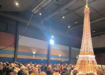 KIRA-kira 4,000 orang datang untuk melihat model Menara Eiffel terpanjang siap pada bulan Januari lalu.-GAMBAR FB Richard Plaud.