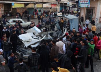 PENDUDUK berkumpul di sekitar bangkai kenderaan polis Palestin yang musnah dibedil Israel di Rafah di selatan Semenanjung Gaza.-AFP