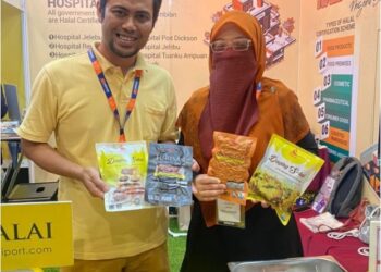 MOHD. Khairul Samat dan isteri, Liyana Zamri, bersama pelbagai produk salai keluaran syarikatnya, Erul Food Industries.