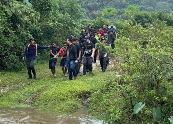 PASUKAN keselamatan membawa keluar PATI yang ditahan dalam operasi di kawasan kebun jambu di Kampung Senta, Bidor hari ini. - UTUSAN/MUHAMAD NAZREEN SYAH MUSTHAFA