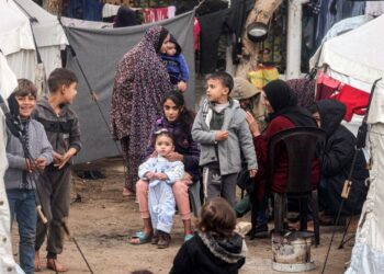 WANITA dan kanak-kanak berlindung di kem sementara bagi penduduk Palestin di Rafah. - AFP