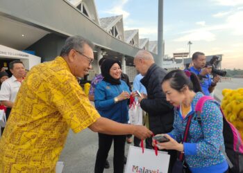 HASLINA Abdul Hamid (dua dari kiri) bersama Pengarah Kanan Bahagian Domestik dan Acara Tourism Malaysia, Mohamed Amin Yahya (kiri) menyampaikan cenderamata kepada pelancong ketika menyambut ketibaan penerbangan sewa khas dari China ke Langkawi.