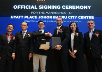 MAJLIS pertukaran dokumen kerjasama antara Bangsar Heights Pavilion dan Hyatt Hotels Corporation membabitkan pengurusan Hyatt Place Johor Bahru City Centre di Kuala Lumpur, hari ini. - UTUSAN/AMARULLAH.