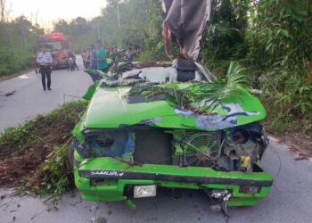 KEADAAN kenderaan yang dinaiki mangsa remuk selepas terbabas dan melanggar sebatang pokok tumbang di Jalan Jeti SFI di Sipitang, Sabah, kelmarin.