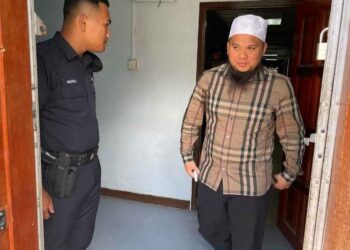 EBIT Lew semasa hendak meninggalkan Mahkamah Majistret, Tenom hari ini