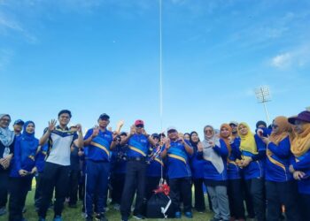 DR. MOHD. Shukor Mahfar (lima dari kiri) bersama tetamu menyempurnakan Pelancaran Sambutan Hari Pengasasan Ke-40 Universiti Utara Malaysia (UUM) di Pusat Sukan di institusi pengajian tinggi awam itu di Sintok, Kedah.