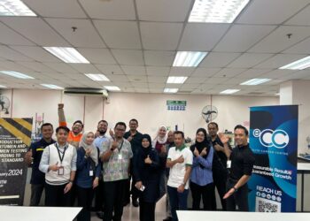 GABUNGAN pihak penganjur bergambar sempena Siri Seminar Bitumen Bagi Pembinaan Jalan di Shah Alam, Selangor pada 30 Januari lalu.