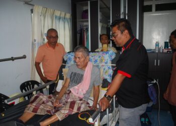 ZAINAL Abu Bakar berbual dengan Pak Lan sewaktu menziarahi pelakon veteran itu di rumahnya di Kampung Rantau Panjang, Alor Gajah, Melaka. - UTUSAN/AMRAN MULUP