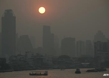 KEADAAN jerebu teruk di ruang udara Sungai Chao Praya di Bangkok, Thailand.-AFP