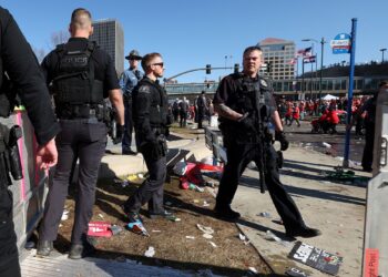 POLIS berkawal ketika insiden  tembakan di Union Station di Kansas City, Missouri.-AFP