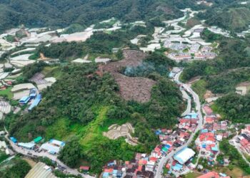 LANGKAH segera mestilah diambil bagi memulihkan cerun berisiko dan tindakan pencegahan bagi mengelakkan kejadian tanah runtuh. - UTUSAN/IHSAN REACH