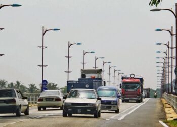 PEMBINAAN jalan empat lorong dengan sedikit tinggi dari paras banjir dapat menyelesaikan masalah kesesakan dan banjir di bandar Temerloh, Pahang.