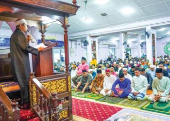 KEBANYAKAN  imam yang bertugas di masjid mukim atau kariah adalah secara sambilan dan menerima elaun bayaran setiap bulan. – GAMBAR HIASAN/MUHAMAD IQBAL ROSLI