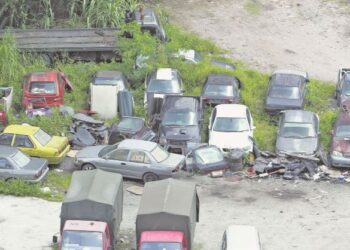 KEADAAN kereta lama yang tersadai menyusahkan penduduk di sesuatu kawasan perumahan untuk meletakkan kenderaan mereka.