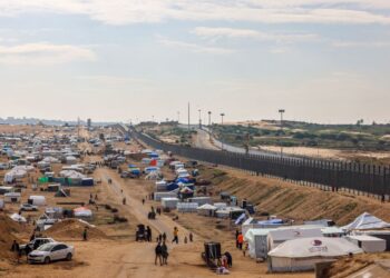 PENDUDUK Palestin yang dipindahkan berkhemah berhampiran pagar sempadan antara Gaza dan Mesir, pada 16 Februari 2024 di Rafah, di selatan Semenanjung Gaza.-AFP