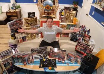 MIKE Kaye bersama koleksi memorabilia Transformers miliknya.-AGENSI